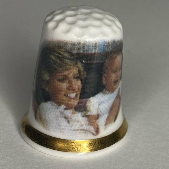 Lot of Royal Commemorative Thimbles - Picture 10 of 15